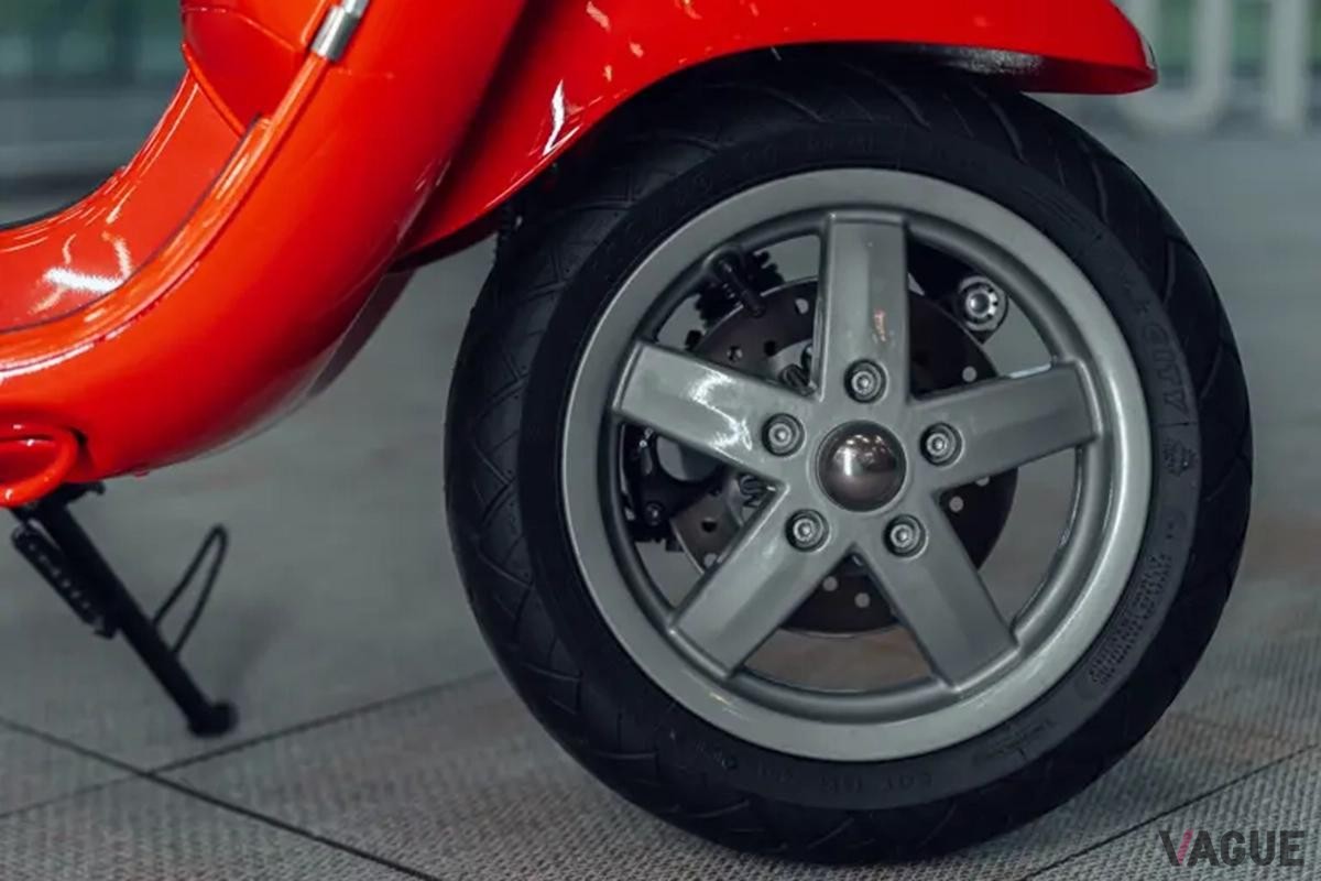 オークションに出品された2007年式ピアッジオ「ベスパLX 125“フェラーリ エディション”」Courtesy of the owner(c)2025 Courtesy of RM Sotheby's