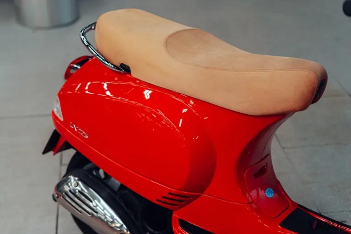 オークションに出品された2007年式ピアッジオ「ベスパLX 125“フェラーリ エディション”」Courtesy of the owner(c)2025 Courtesy of RM Sotheby's