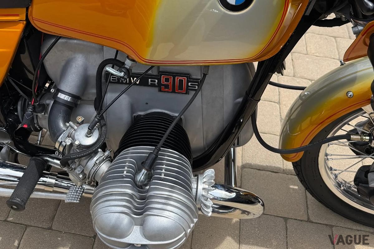 当時“アウトバーン最速”の異名を取ったBMW「R90S」最終年式モデルを