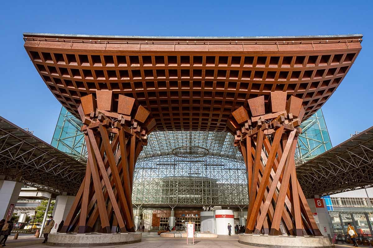 東京駅と金沢駅の往復で、割引なしだと2万8760円。つまり単純往復だけでも5000円近く割安になる