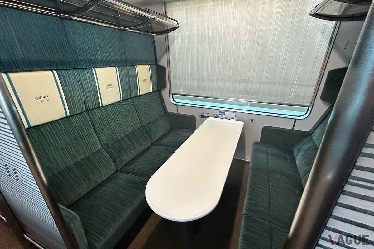 近鉄の観光特急「しまかぜ」のサロン席