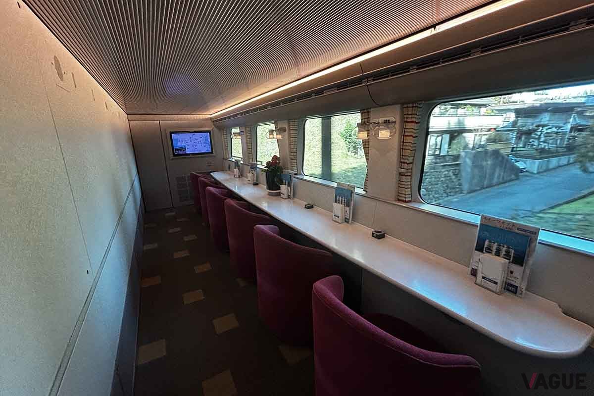 近鉄の観光特急「しまかぜ」のカフェ車両