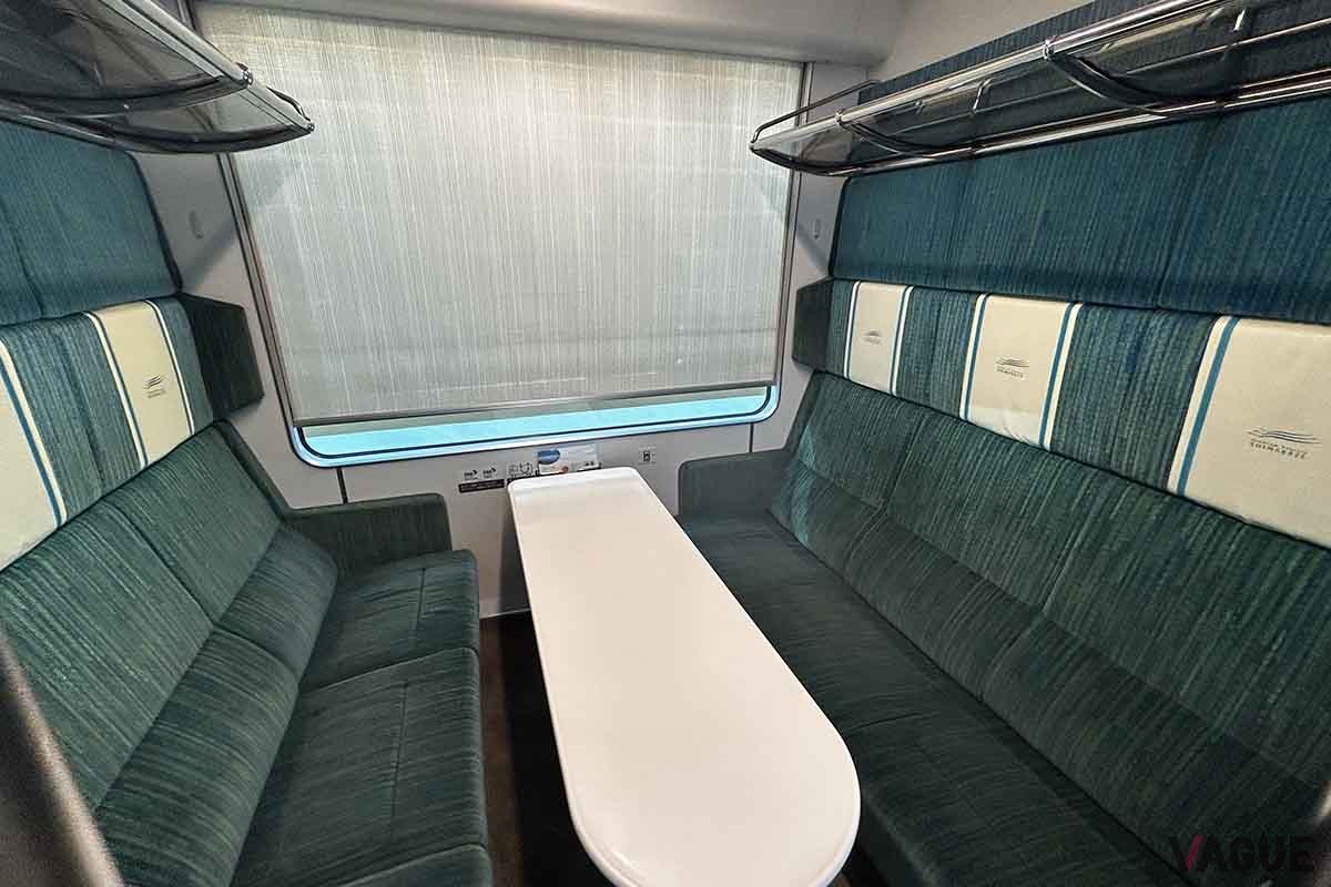 近鉄の観光特急「しまかぜ」のサロン席