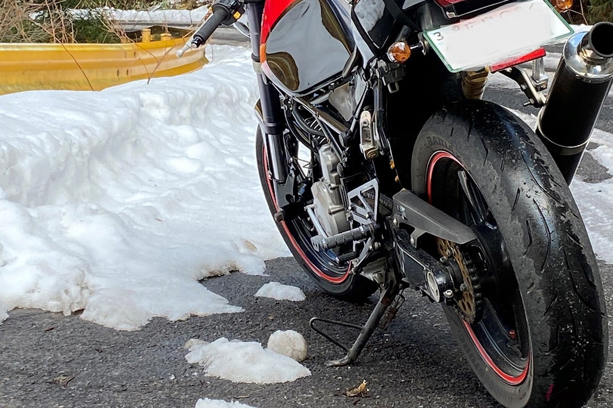 冬季は空気圧管理だけでなく、スピードの出し方や走り始めの慎重さなど、総合的な注意が必要