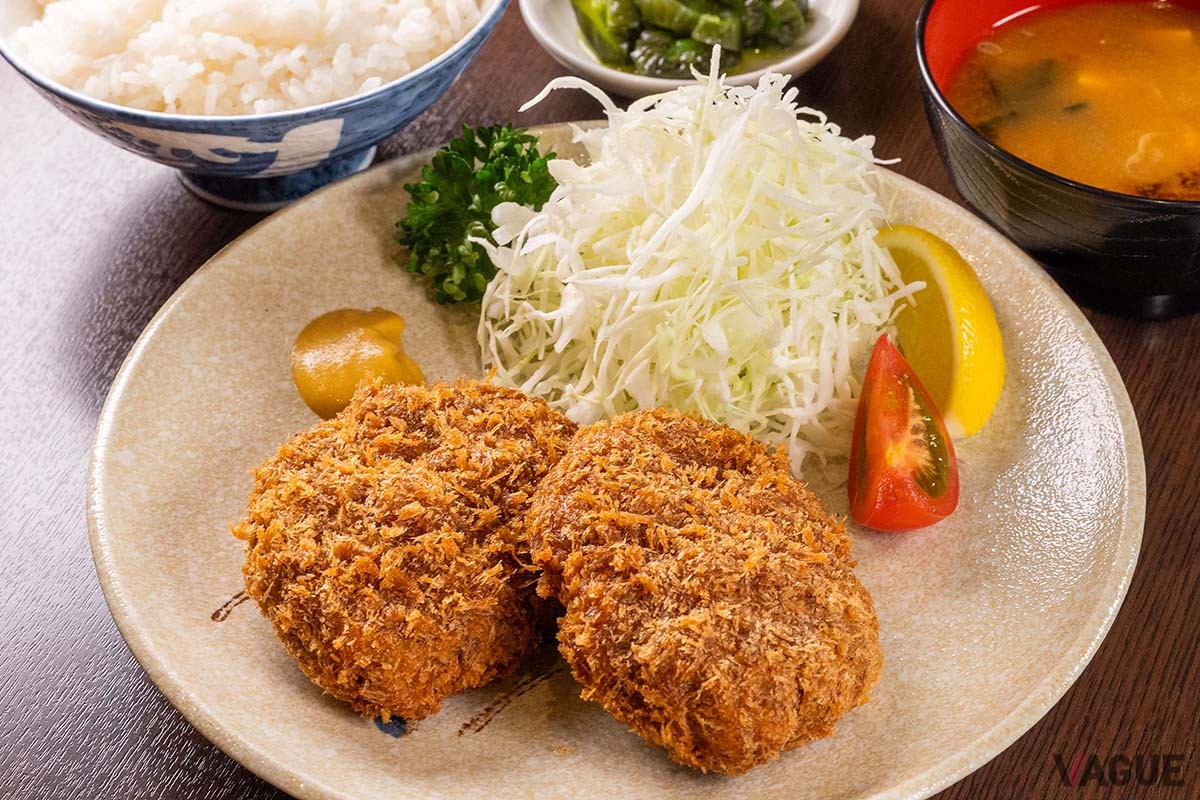 メンチカツ定食1200円。もちろんゴハン、味噌汁、お新香付き