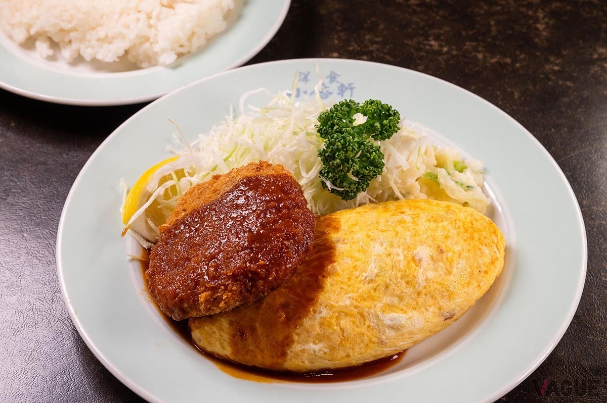 オムレツ900円にメンチカツ500円。これもライス付きに