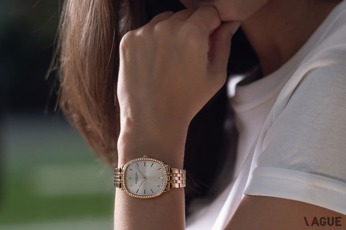 軽さと薄さはクォーツモデルの大きな利点。手元に重さを感じさせないからアクセサリー感覚で身につけられる