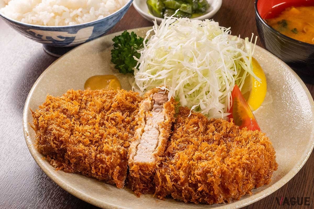 トンカツ定食1200円。このボリュームとクオリティで1200円は嬉しすぎる！
