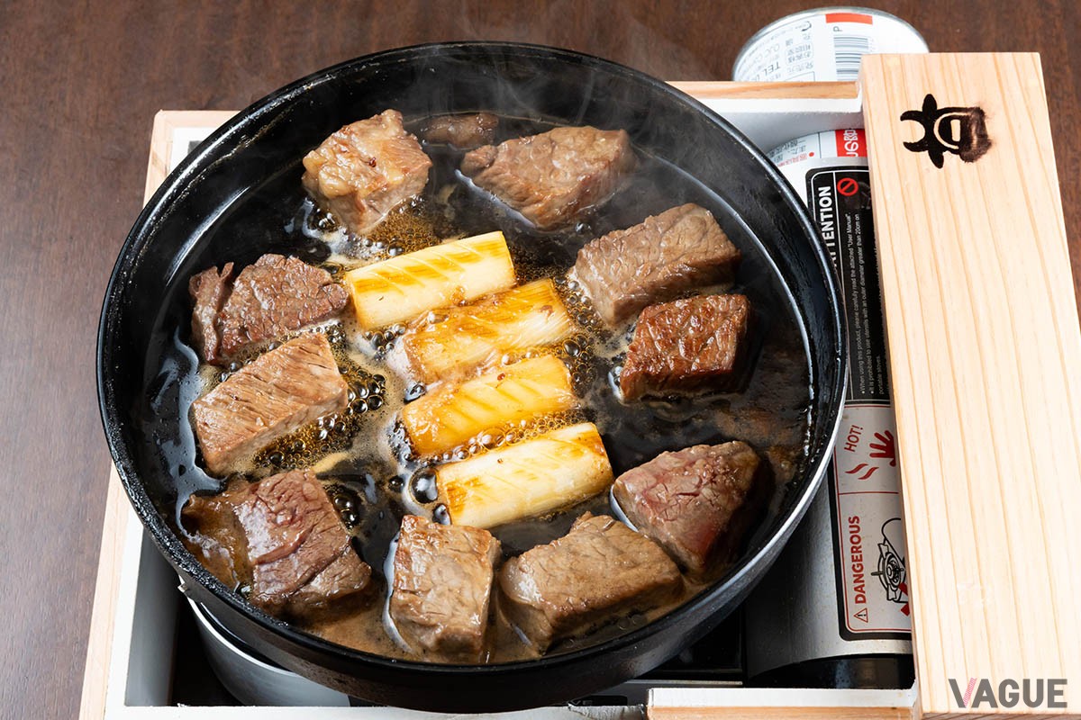 ネギと牛肉が甘辛の割下をしっかりまとったら完成。美味しい香りが漂う