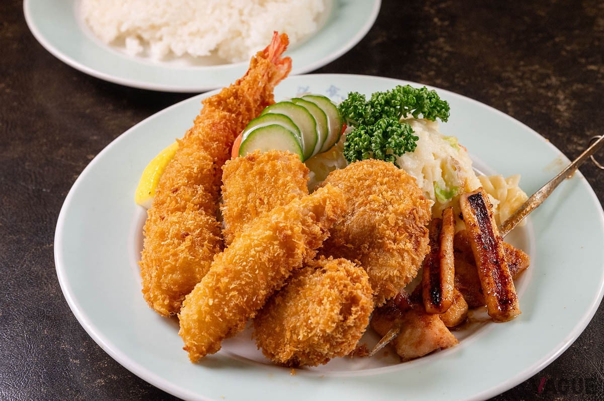 特製盛り合わせ1800円。ライス付き。これも小春軒の人気メニュー