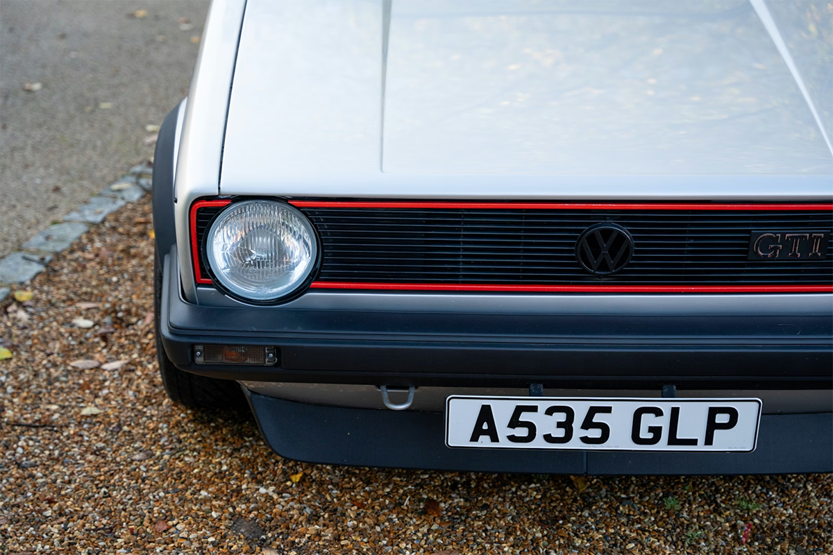 オークションに出品された1983年式フォルクスワーゲン「ゴルフGTI Mk1レストモッド」