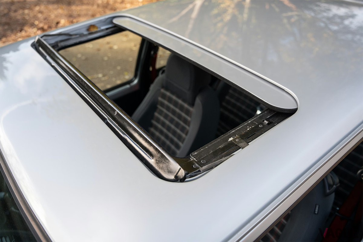オークションに出品された1983年式フォルクスワーゲン「ゴルフGTI Mk1レストモッド」