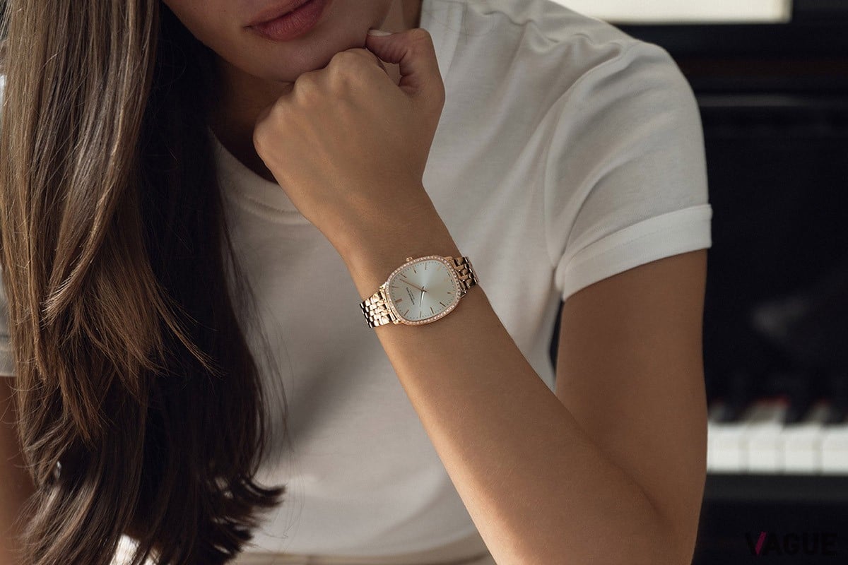 オールドシルバーとローズゴールドのコンビネーションはクォーツモデルのみで展開されるバリエーション。ベゼルにセットした60粒のダイヤが存在感を放つ