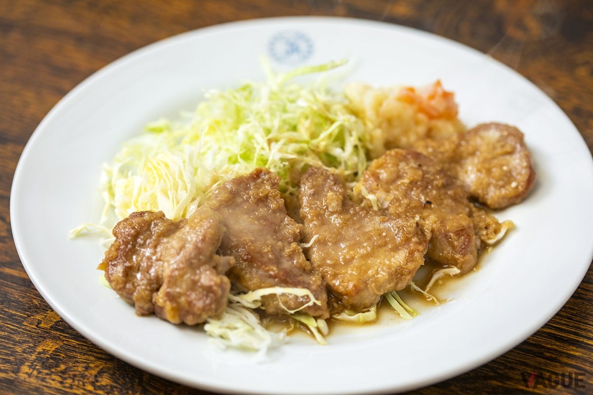 「名物ヒレのしょうが焼き」1200円。平日ランチはゴハン無料、夜はゴハン300円、土日祝はゴハン100円