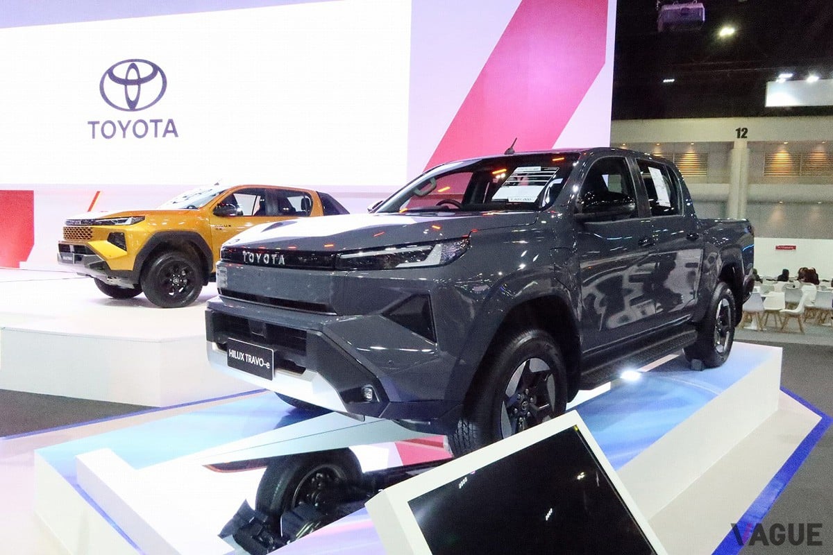 トヨタ新型「ハイラックス」には電気自動車版（右）も設定