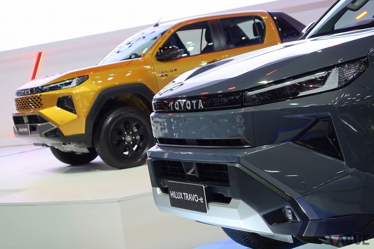 トヨタ新型「ハイラックス」には電気自動車版（右）も設定