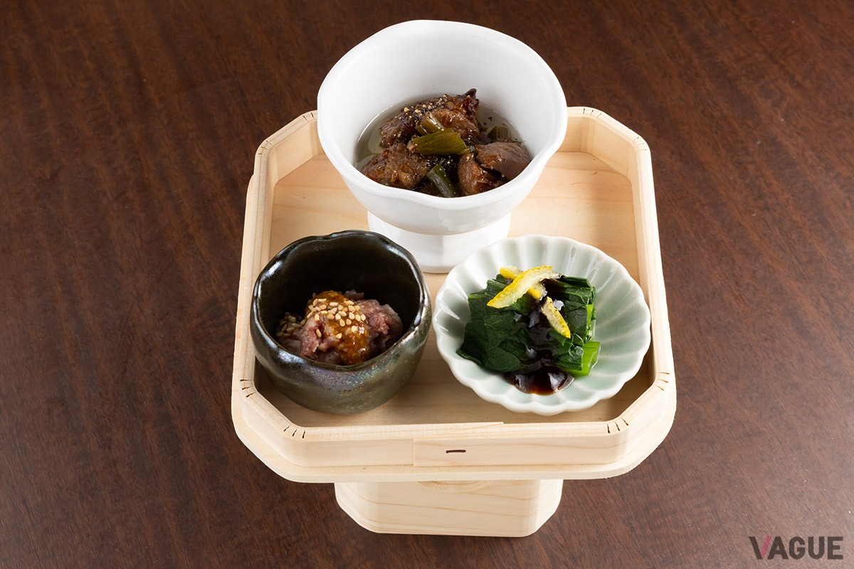 ▲先付。この日はマグロとネギのオイル煮、江戸菜のおひたし、馬肉ネギトロ　醤油マスタードの麹和えなど