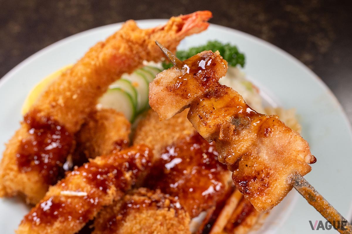 イカとカジキのバターソテーは串に刺さっている