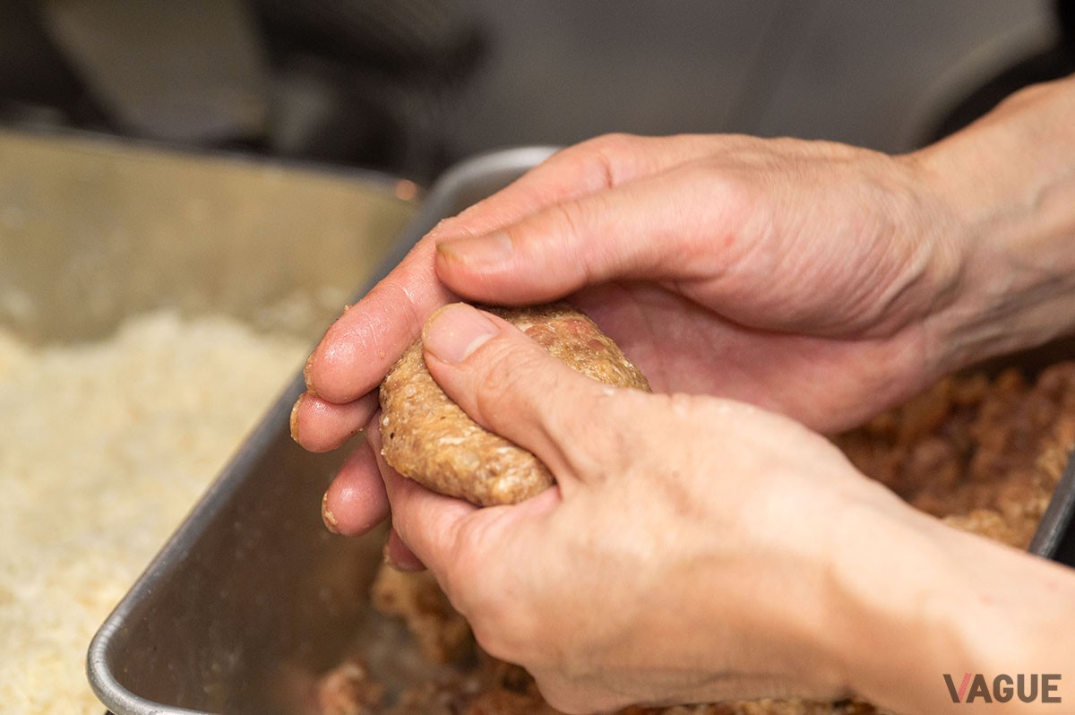 ▲メンチカツ用の肉だねを丸めていく。厚みのあるふっくらとした形に