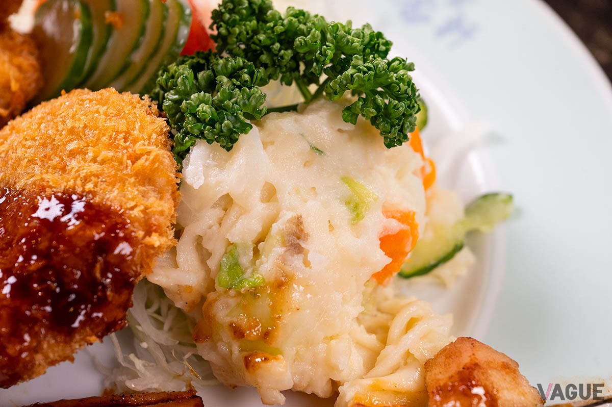 ポテトサラダ＆ちょっとかかっちゃったソース！　もう絶対に美味しいやつ！