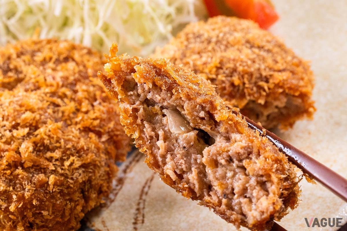 ▲中は肉とタマネギ。外はカリッと、中はしっとり。旨みが一気に口の中に広がる