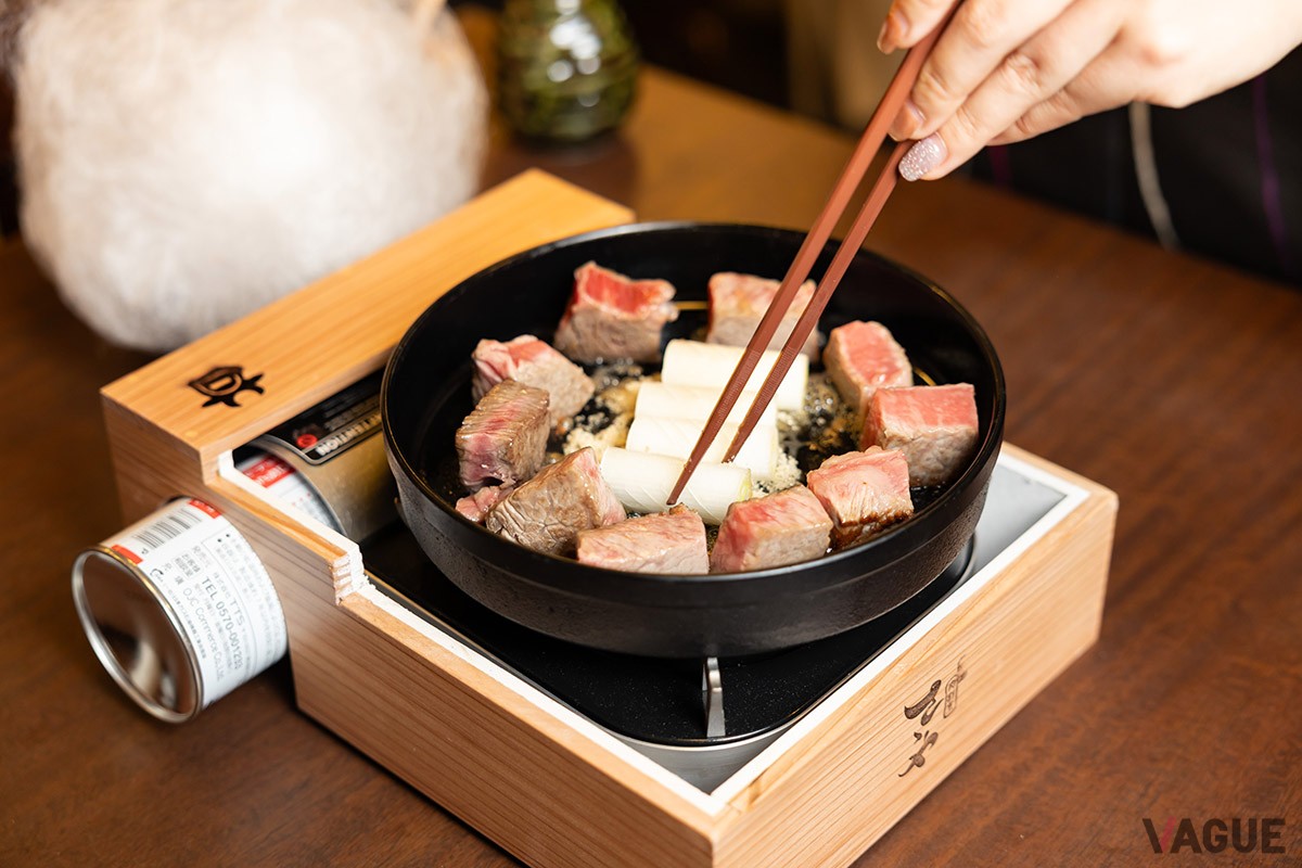 ▲ネギと牛肉を転がしながら、側面にしっかり火を入れていく