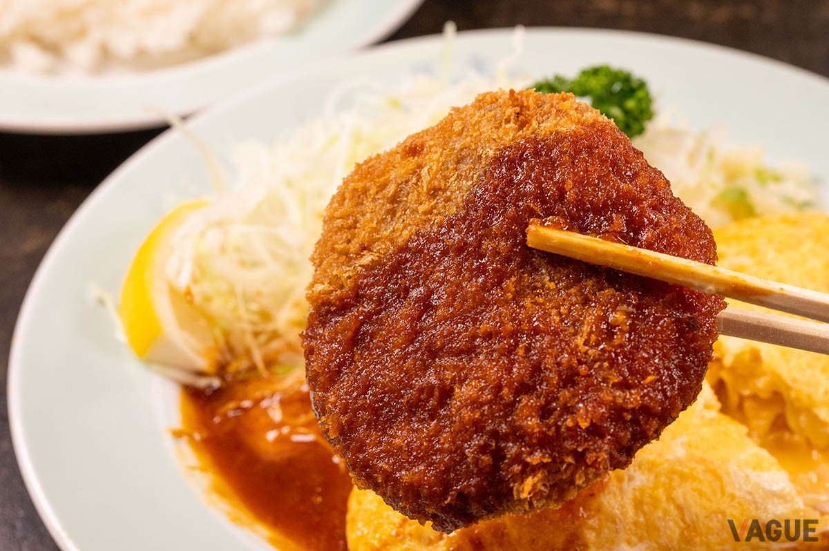 まん丸のメンチカツ。これはもぉ、かぶりつくのが正解！