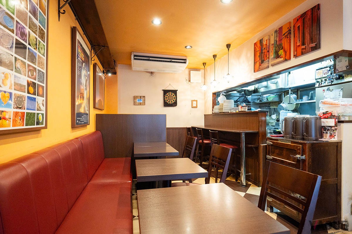 ▲カウンター席とテーブル席のある店内。一人でも気軽に入りやすい