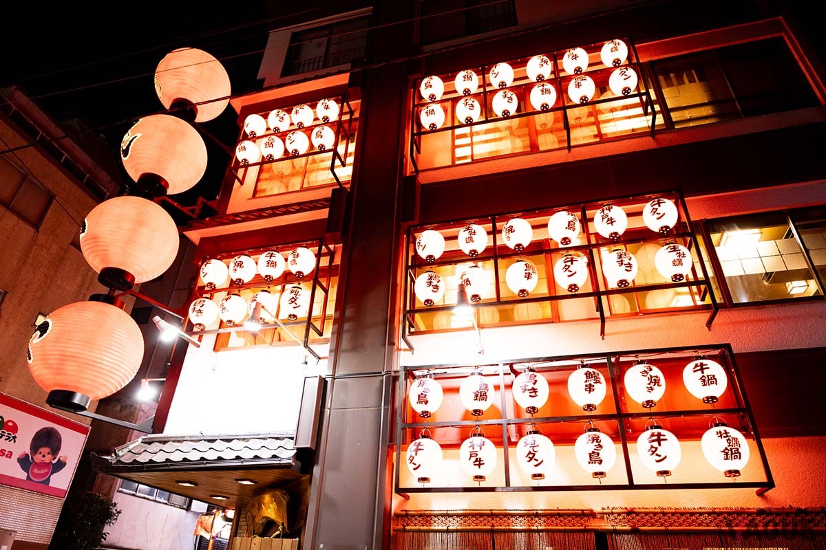 ▲ちょうちんが沢山吊り下がった店の外観。一つ一つをよく見るとメニュー名が