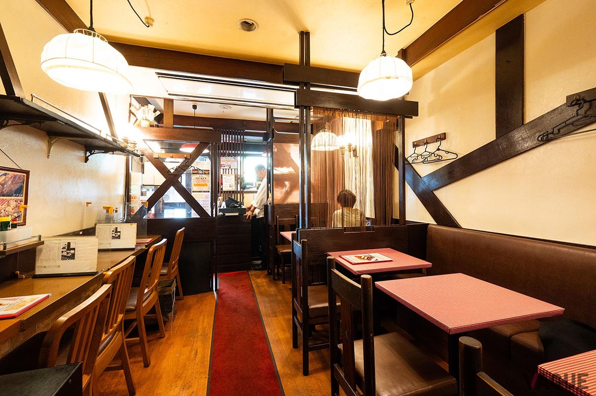 1階の店内。カウンター席もあるので一人でも入りやすい
