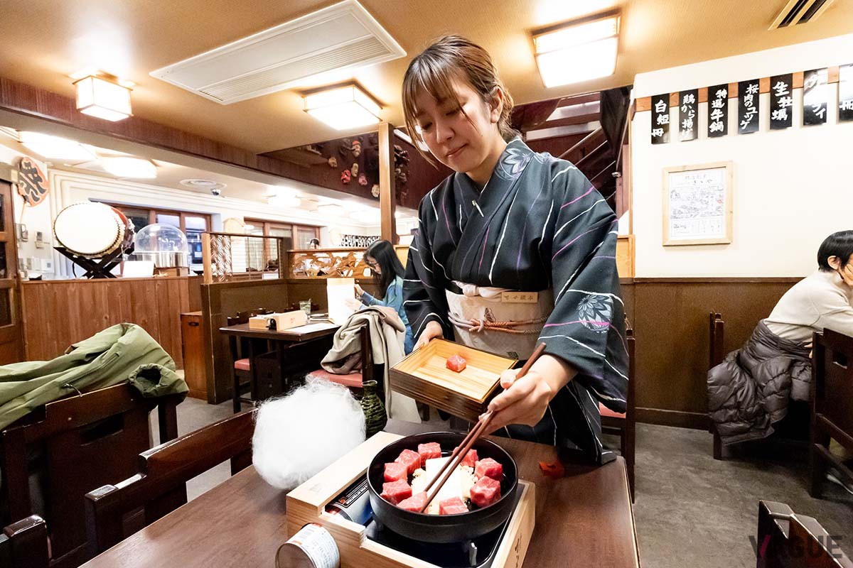 ▲解説をしながら丁寧に牛鍋を作っていく女将の蔵元さん