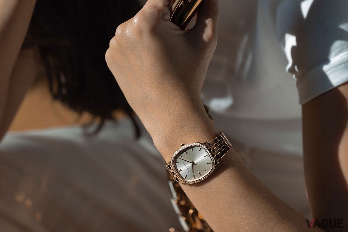 軽さと薄さはクォーツモデルの大きな利点。手元に重さを感じさせないからアクセサリー感覚で身につけられる