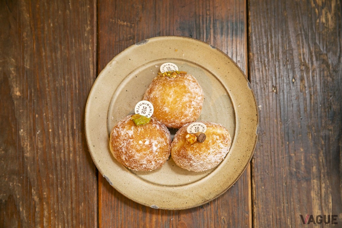  ピスタチオクリーム生ドーナツ378円（写真上）、抹茶クリーム生ドーナツ346円（写真左）、コーヒークリーム生ドーナツ346円（写真右）