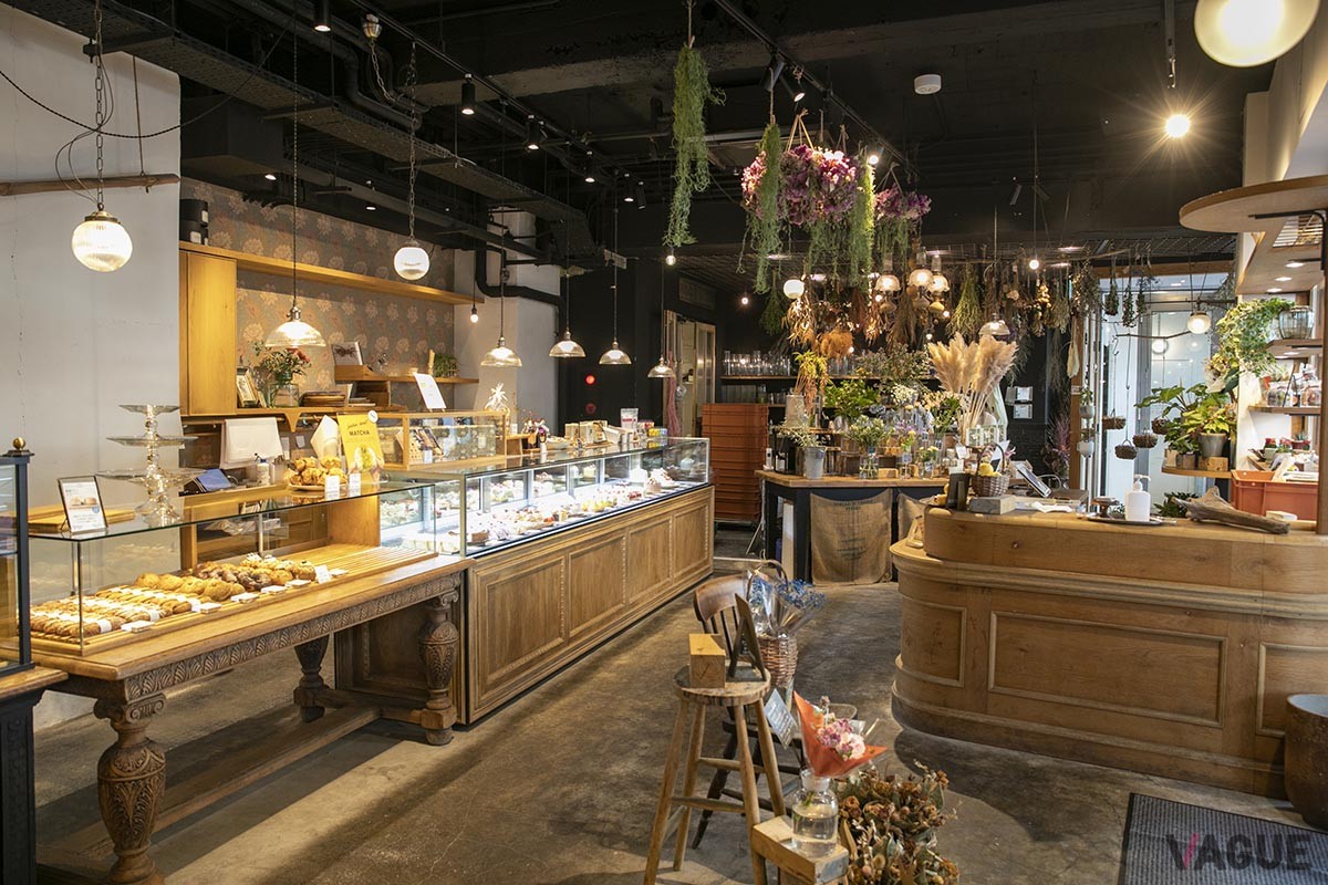 店内。パンやスイーツの販売カウンターのすぐ隣に、花の販売コーナーが