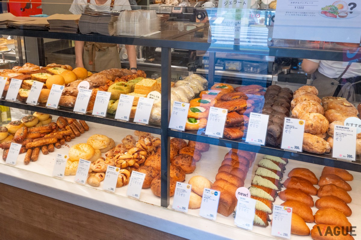 店頭には様々なパンやスイーツが並ぶ。選ぶときに困ったら「スタッフ一押し」「迷ったらこれ」などのマークをチェック