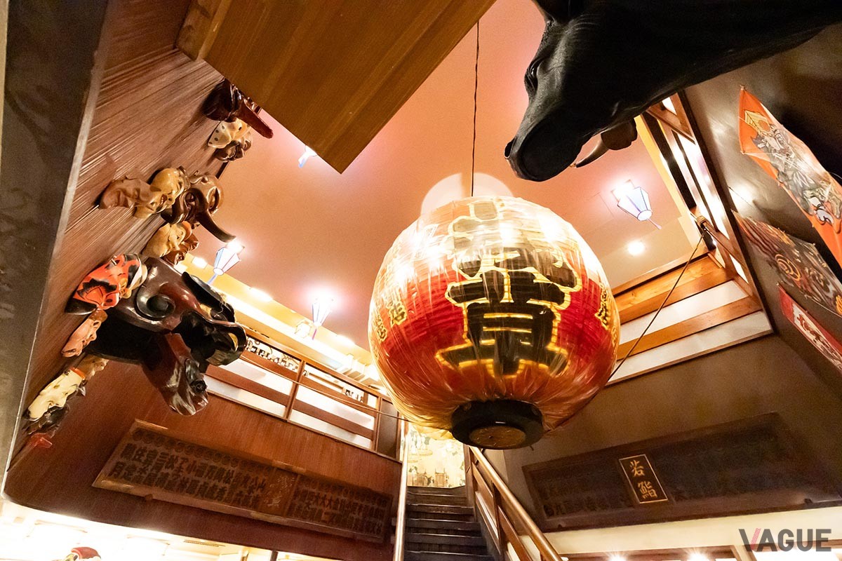 ニュー浅草の時代からある大きな赤ちょうちんが店の中央に