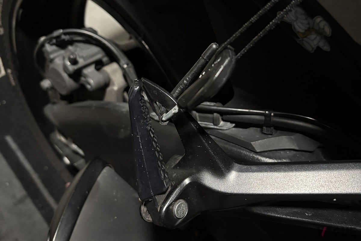 ツーリングネット使用例　車体に引っ掛けて安定させる