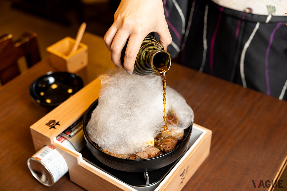 ▲ネギと牛肉に火が通ったら、綿あめを乗せ、割下をかけていく