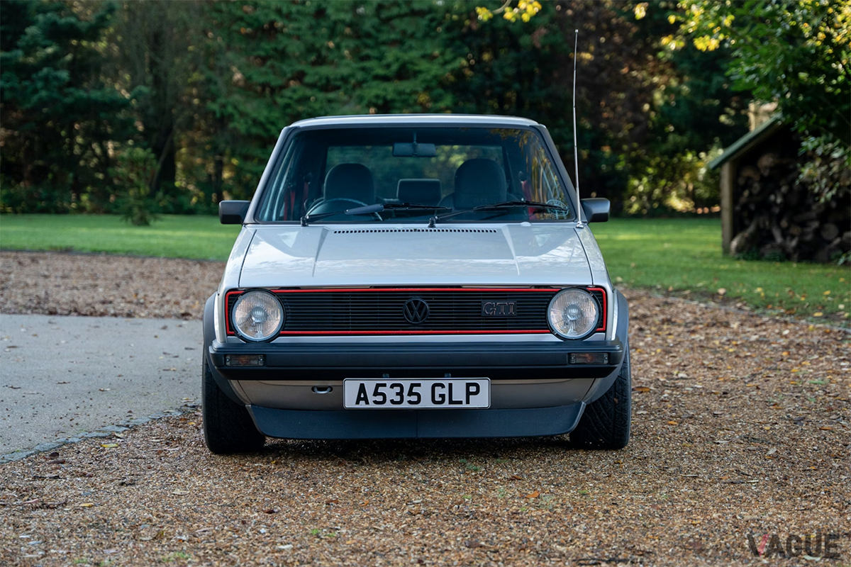 オークションに出品された1983年式フォルクスワーゲン「ゴルフGTI Mk1レストモッド」