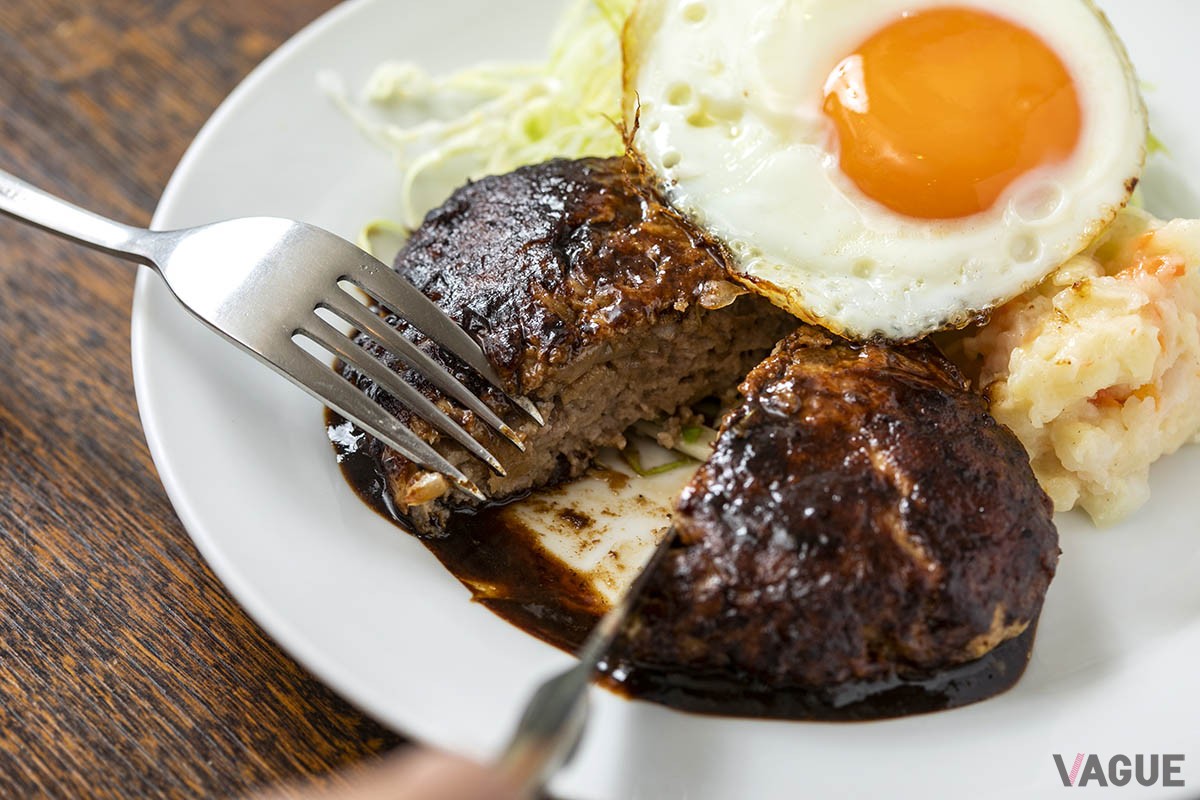 ▲フワッフワのハンバーグ。目玉焼きは途中から崩すことに決定