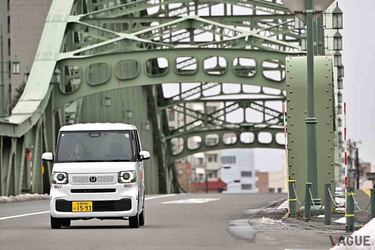 ブリヂストンの新乗用車用スタッドレスタイヤ「ブリザックWZ-1」を装着したホンダ「N BOX」