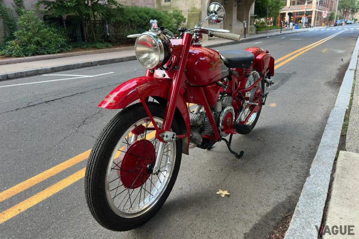 オークションに出品された1953年式モト・グッツィ「アイローネ スポルト」