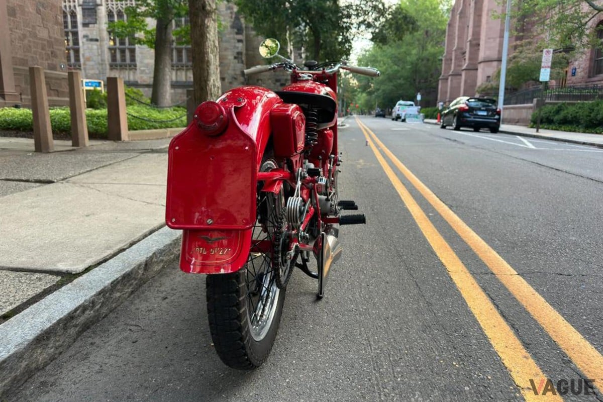 オークションに出品された1953年式モト・グッツィ「アイローネ スポルト」