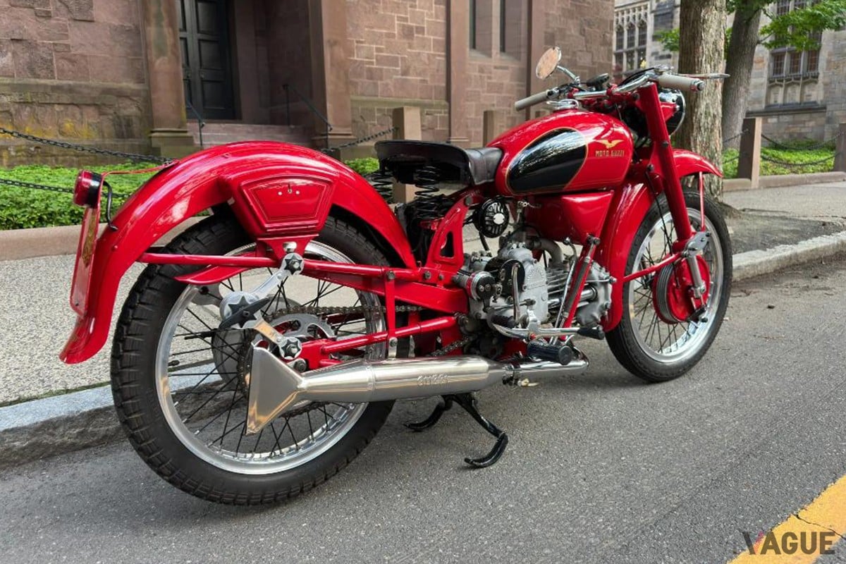 オークションに出品された1953年式モト・グッツィ「アイローネ スポルト」