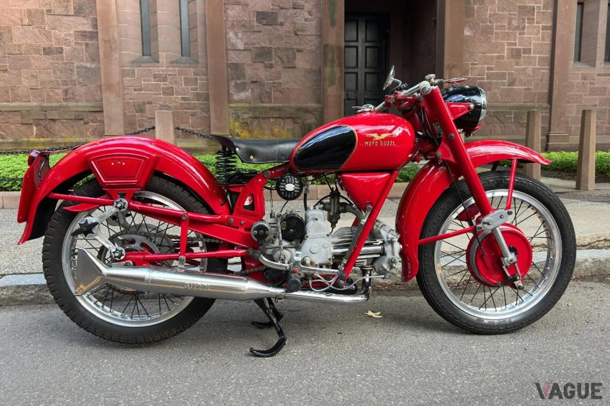 オークションに出品された1953年式モト・グッツィ「アイローネ スポルト」