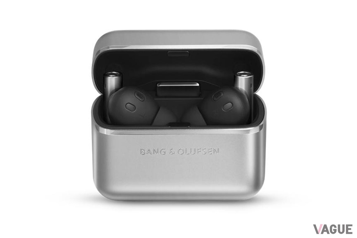 高級ジュエリーのような優雅さに着想を得た、彫刻のようなイヤホン