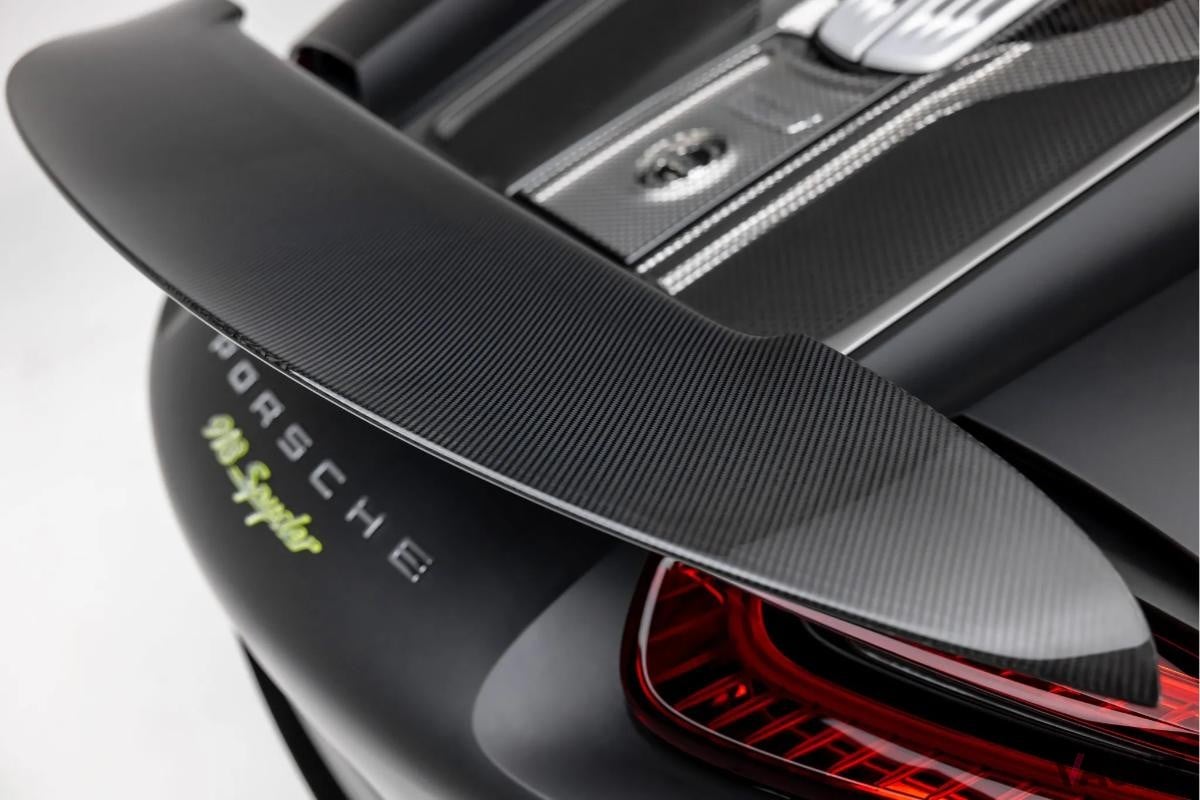 落札価格は4億円超え！カーボン剥き出し“無塗装”の「超希少なポルシェ