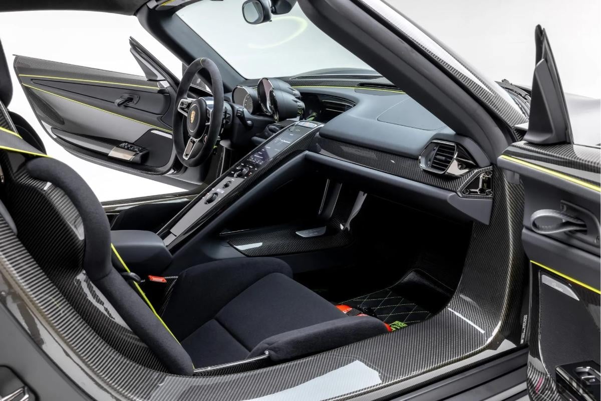 オークションに出品された2015年式ポルシェ「918 スパイダー」