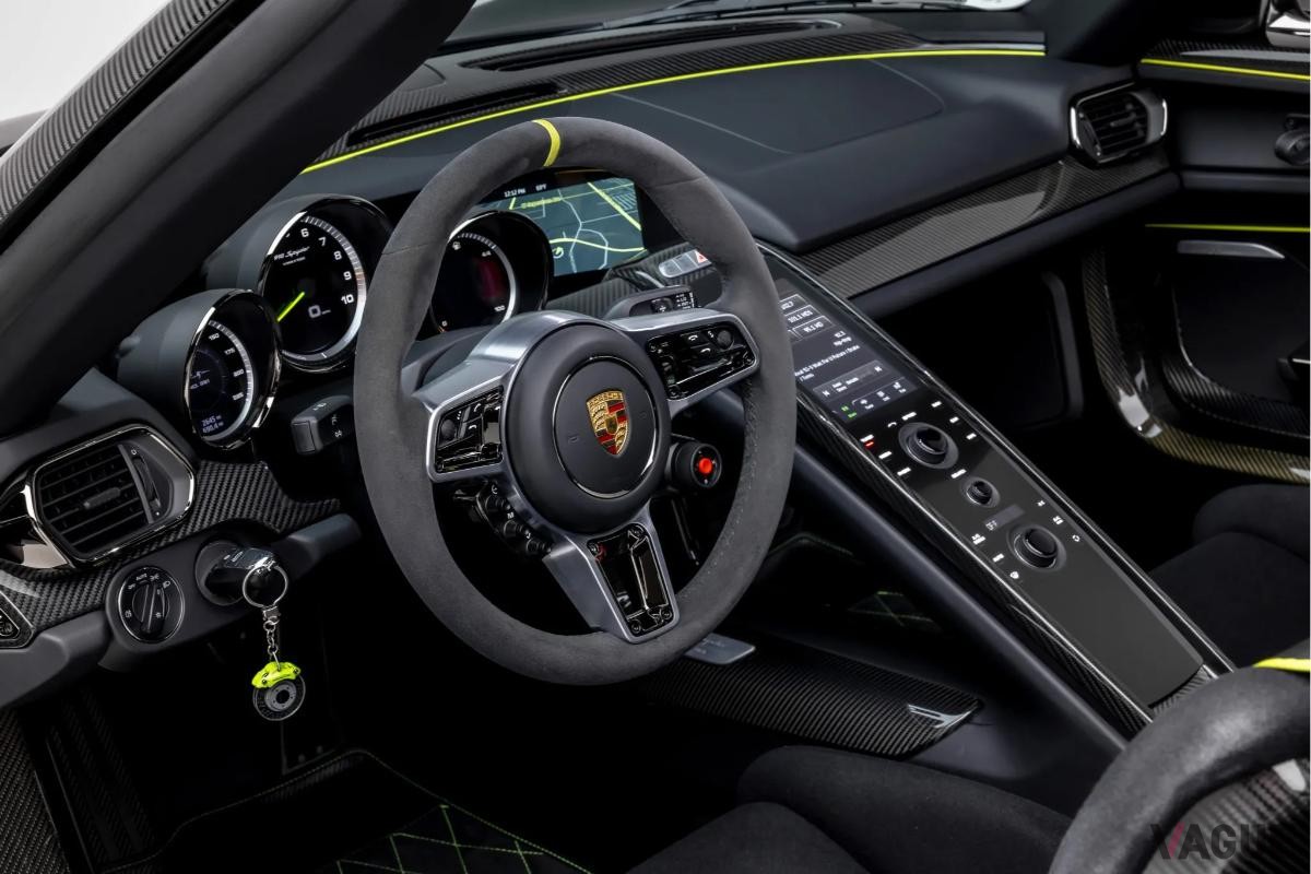 オークションに出品された2015年式ポルシェ「918 スパイダー」