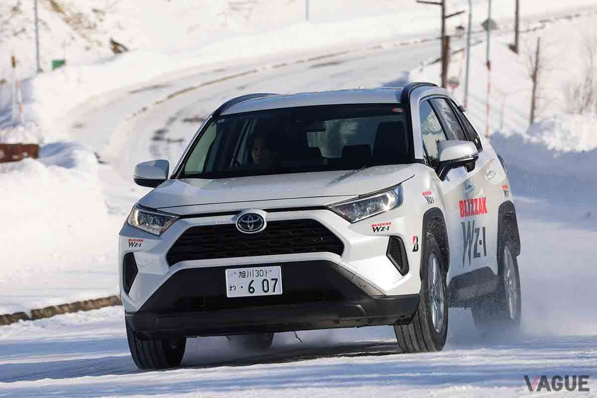 ブリヂストンの新乗用車用スタッドレスタイヤ「ブリザックWZ-1」を装着したトヨタ「RAV4」